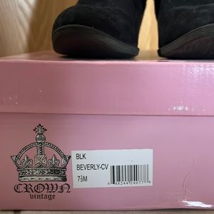 Crown vintage, color, black size 7 1/2 with inside zipper